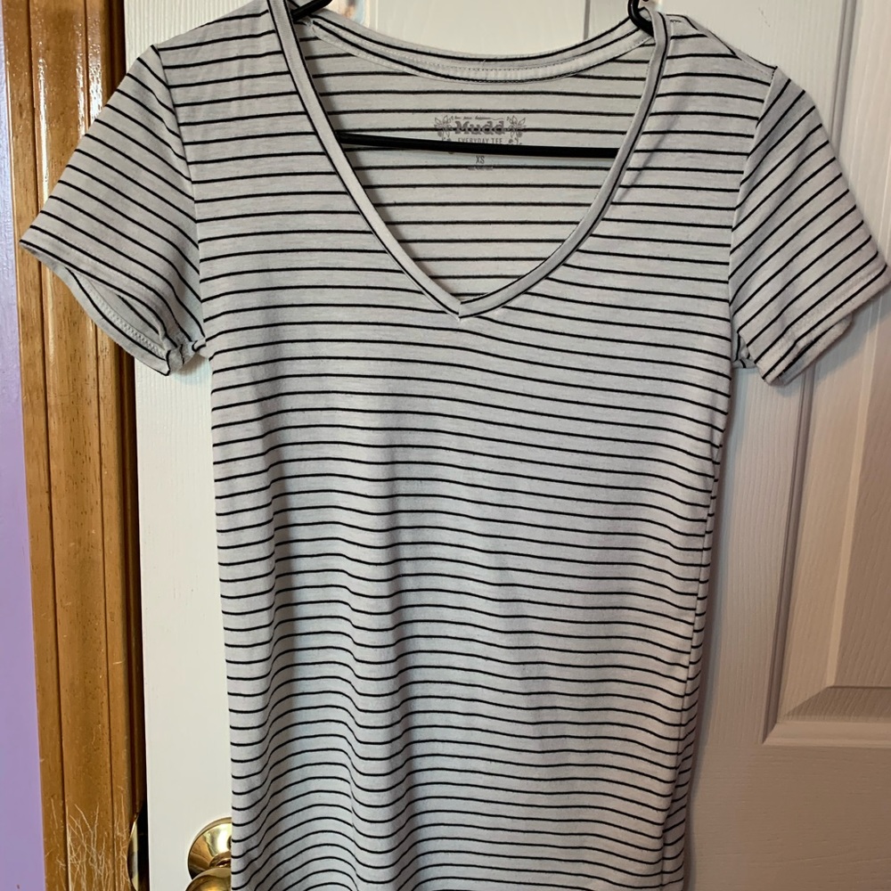 xsmall white and black Mudd T-shirt